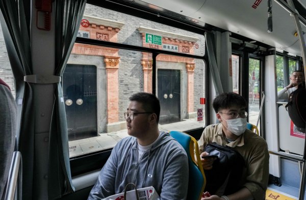 卓信宝配资 跟着定制班车打卡三大红色地标